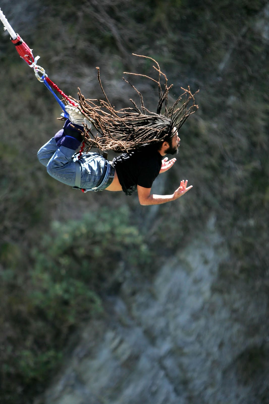 bungee jumping Bungee jumping é um desporto radical praticado por muitos aventureiros corajosos, que consiste em saltar para o vázio amarrado aos tornozelos ou cintura a uma corda. bungee jumping Bungee jumping é um desporto radical praticado por muitos aventureiros corajosos, que consiste em saltar para o vázio amarrado aos tornozelos ou cintura a uma corda.